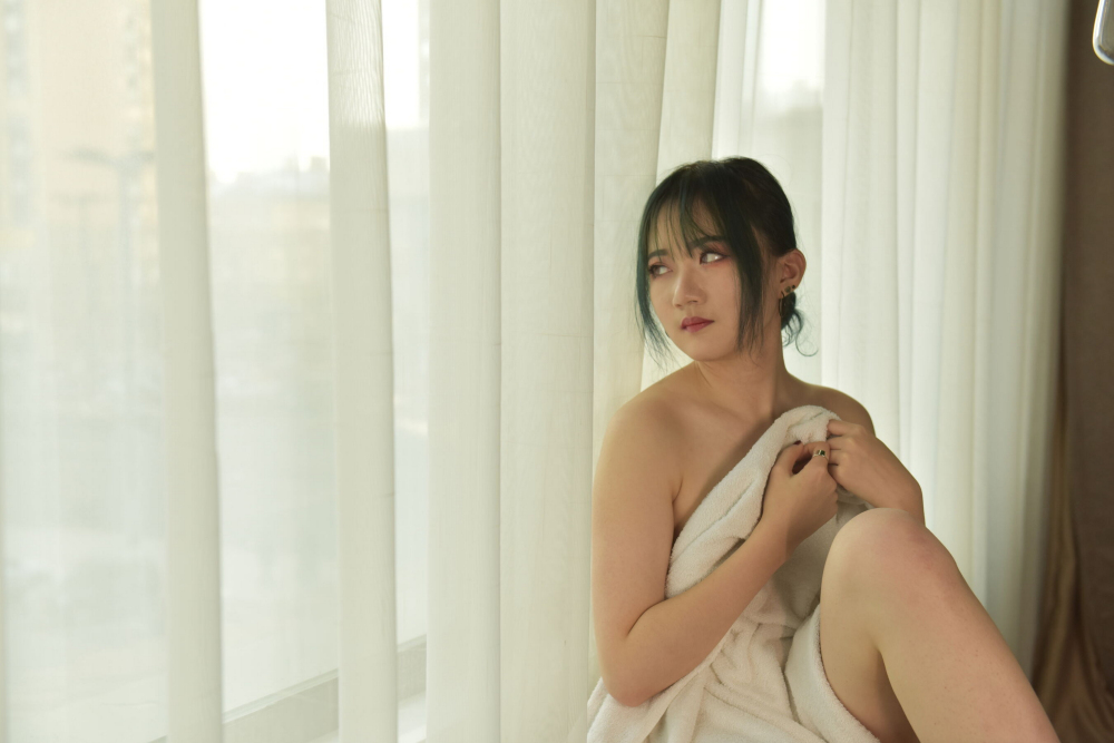 披着浴巾的妹子看上去也很爽