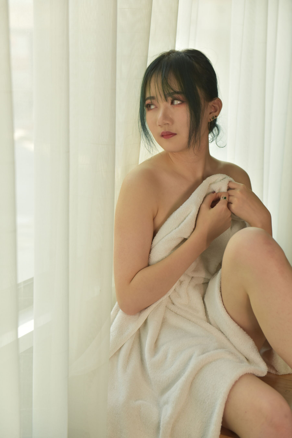 披着浴巾的妹子看上去也很爽