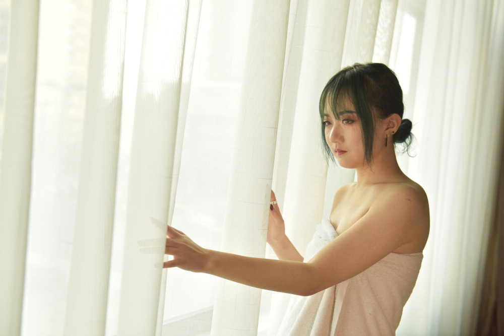 披着浴巾的妹子看上去也很爽