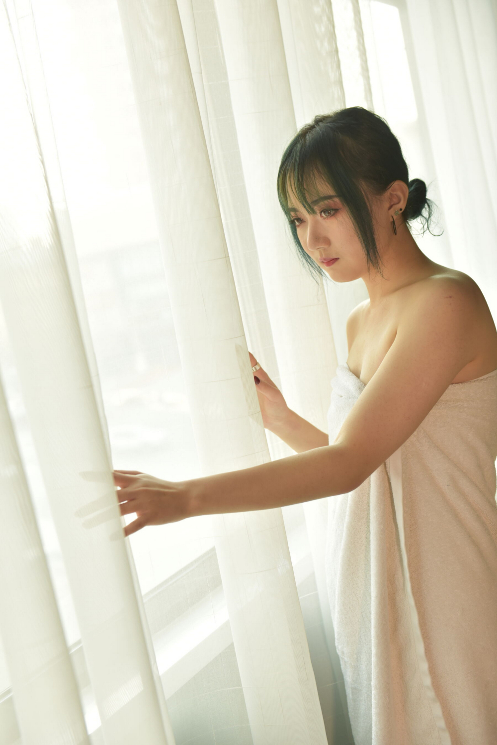 披着浴巾的妹子看上去也很爽