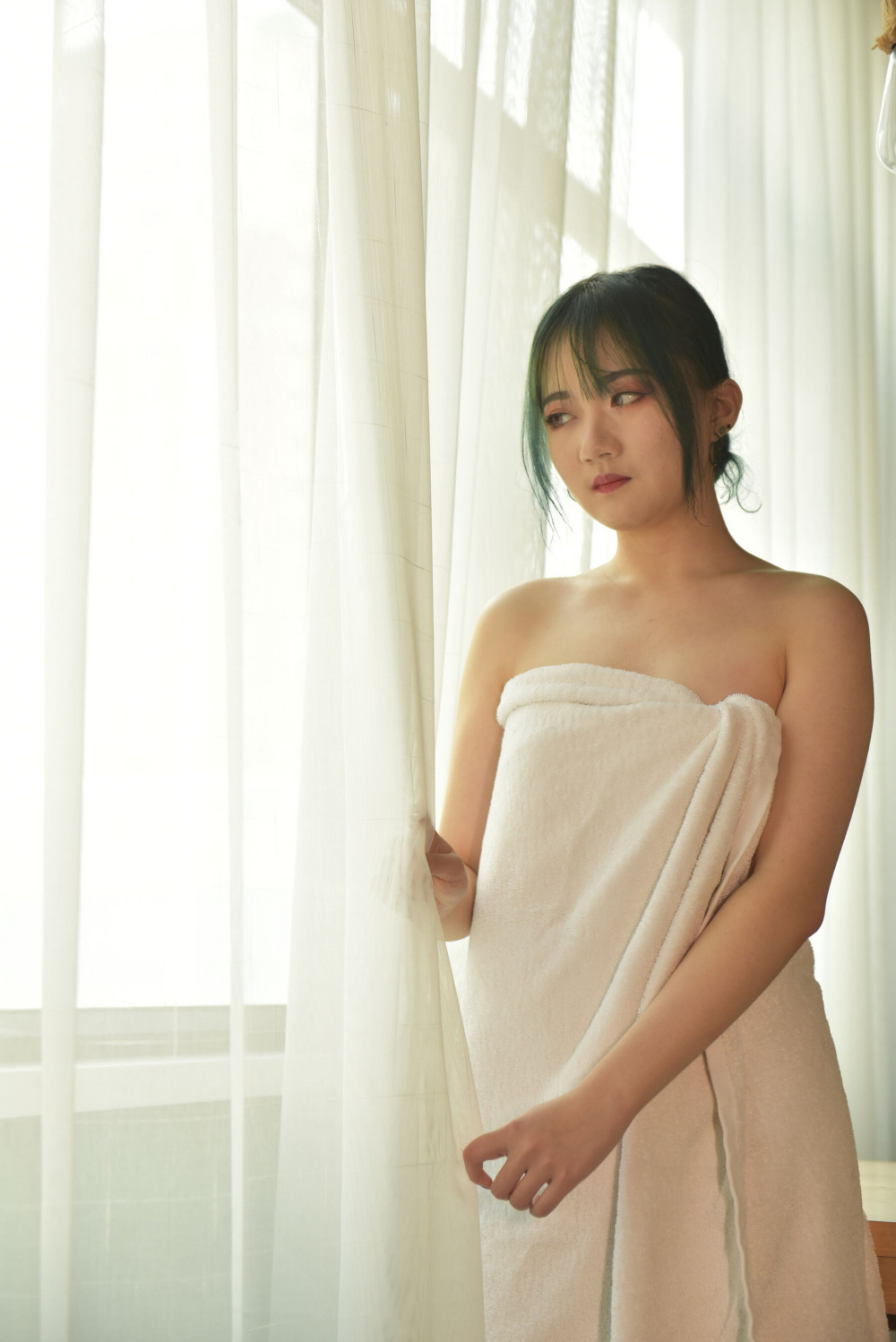 披着浴巾的妹子看上去也很爽