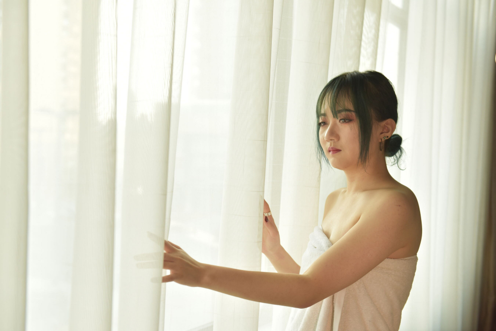 披着浴巾的妹子看上去也很爽