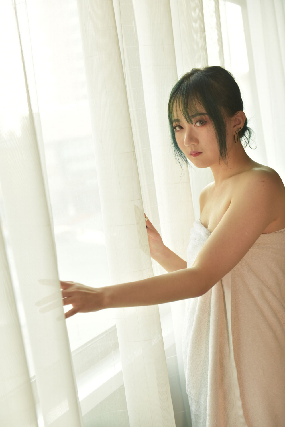 披着浴巾的妹子看上去也很爽