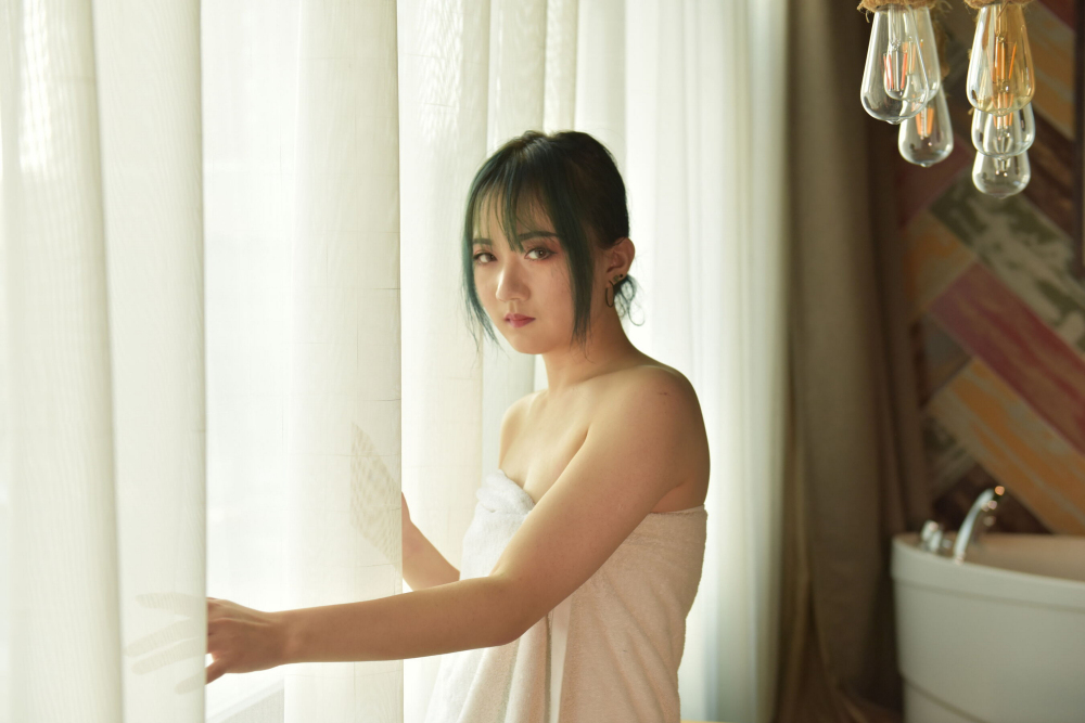 披着浴巾的妹子看上去也很爽