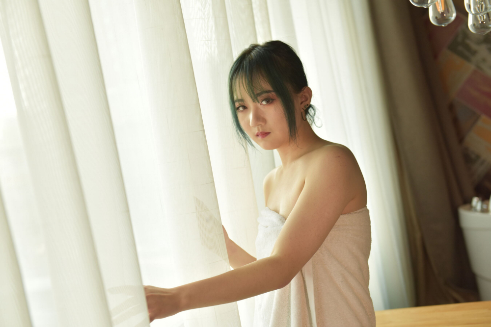 披着浴巾的妹子看上去也很爽