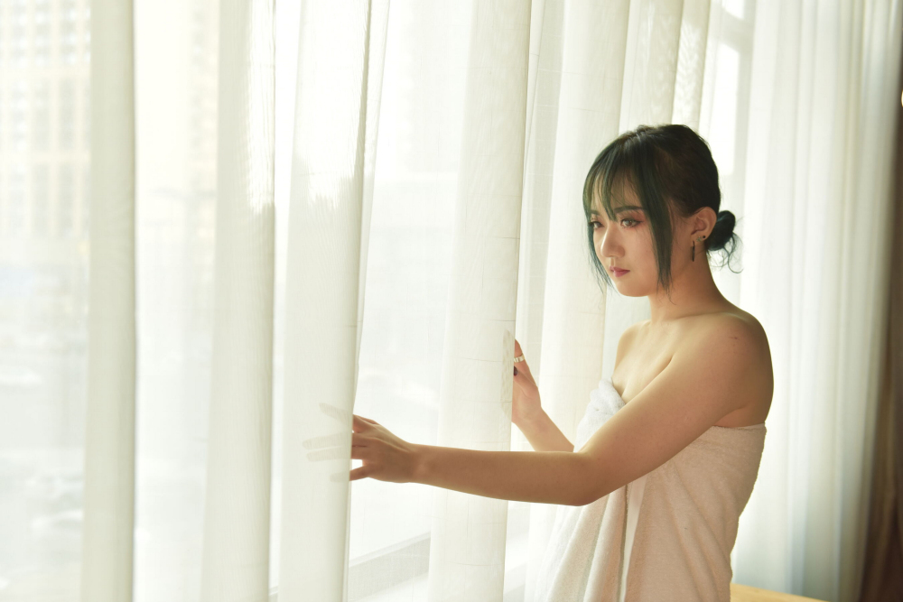 披着浴巾的妹子看上去也很爽