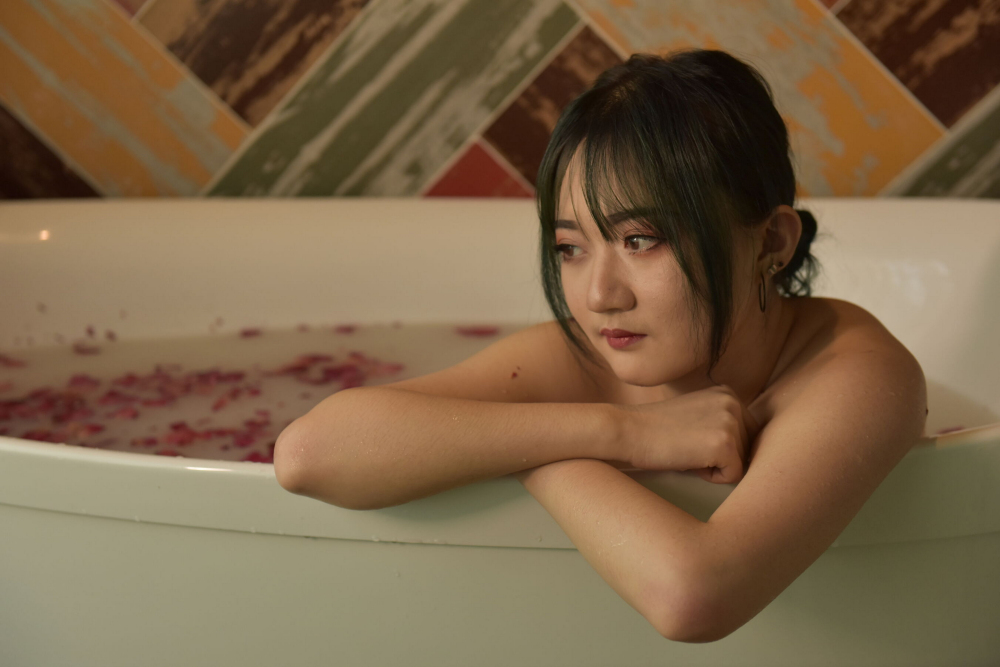 披着浴巾的妹子看上去也很爽