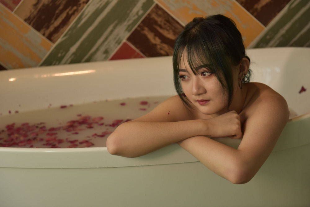 披着浴巾的妹子看上去也很爽