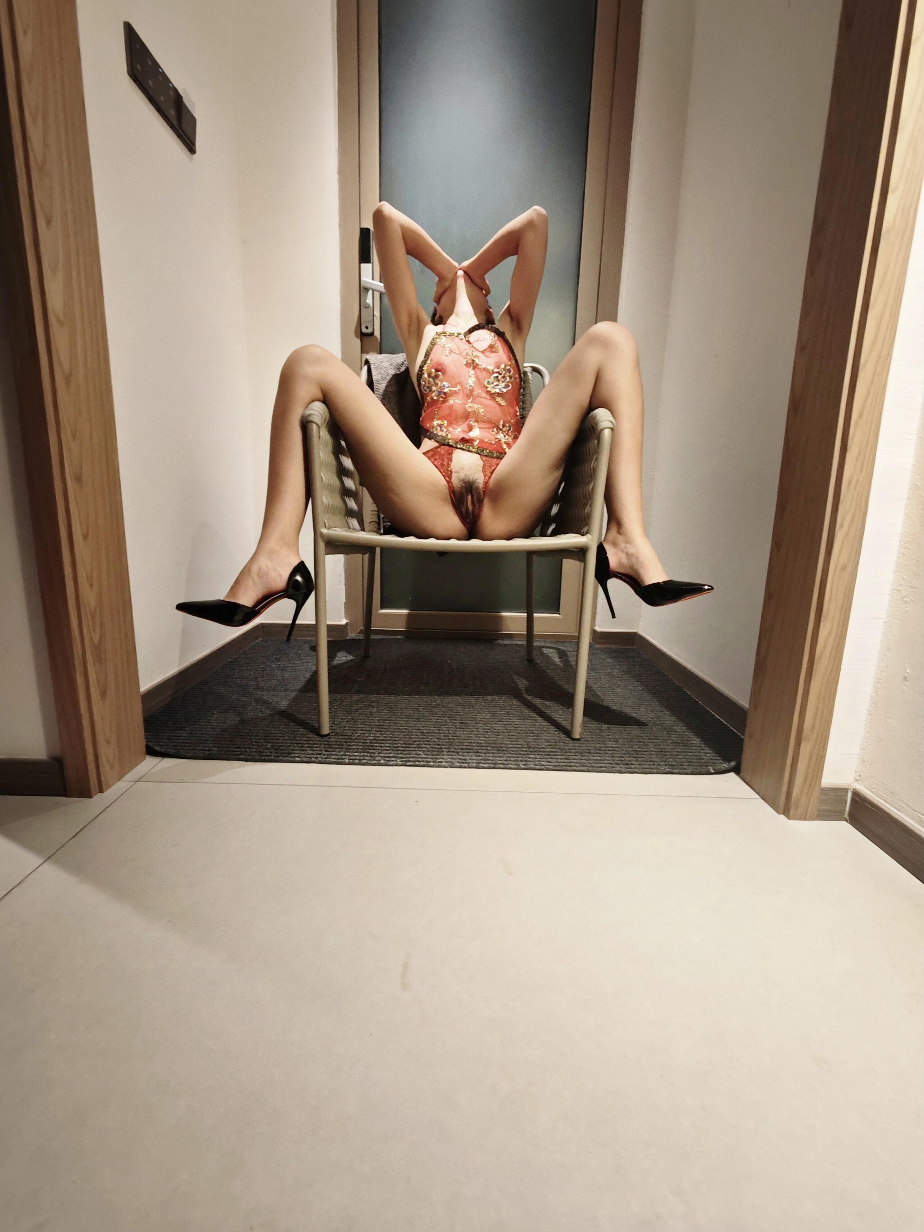 娇嫩人妻我可以骑，邀请你们一起骑可好？