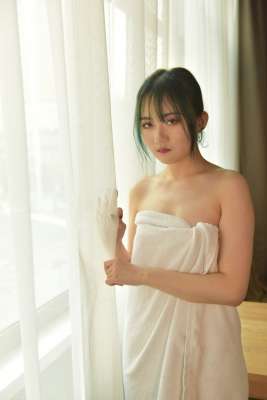 披着浴巾的妹子看上去也很爽