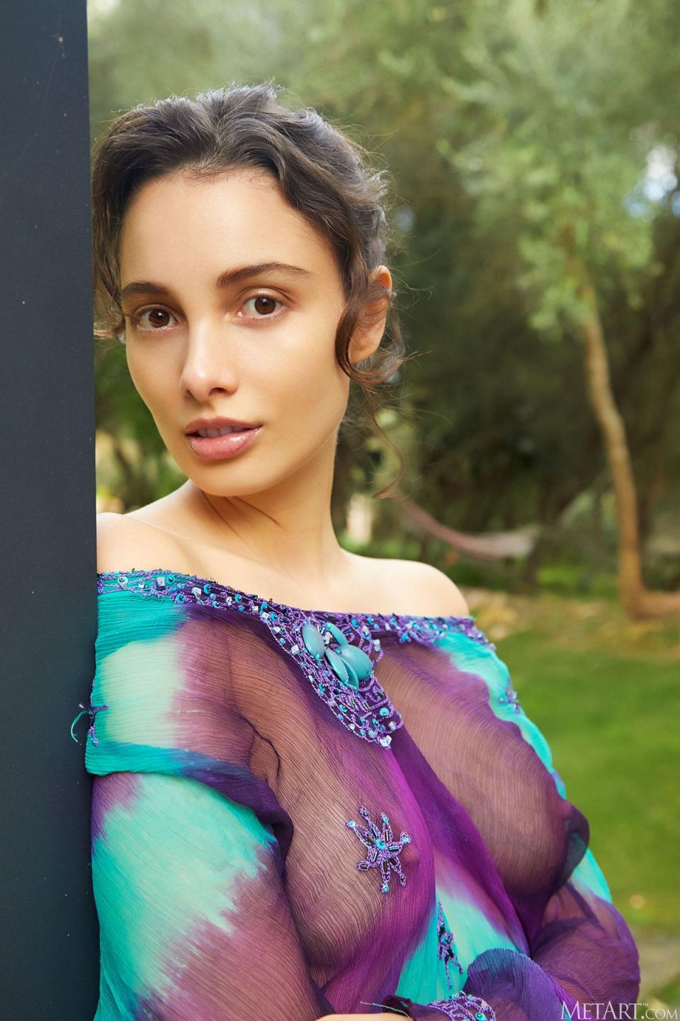 美丽的卡里普索在花园里张开双腿，炫耀她性感的阴部[23P]