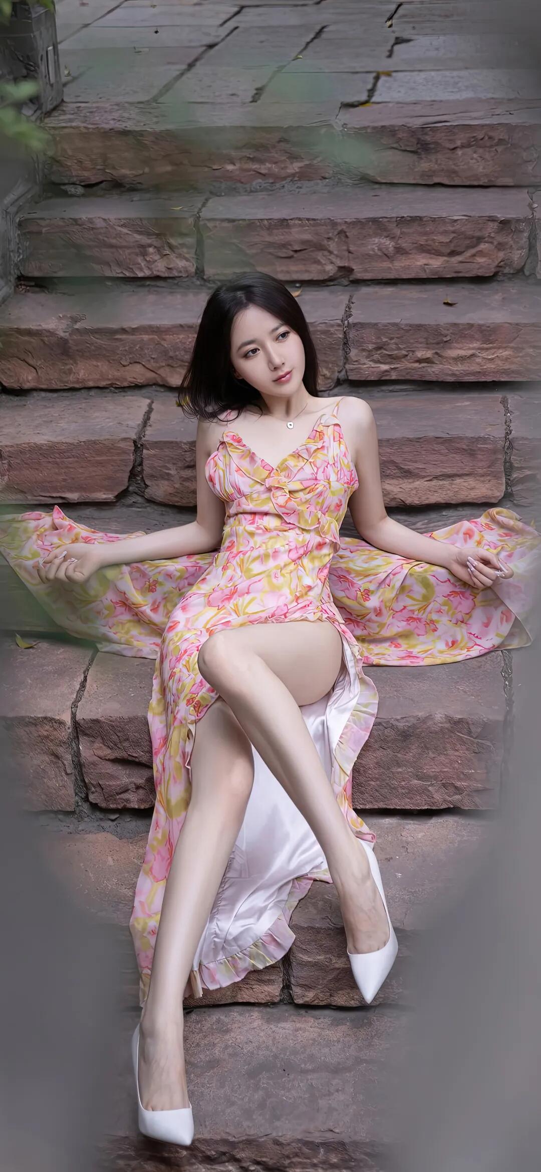 夏日炎炎，鱼子酱连衣裙露美腿[26P]