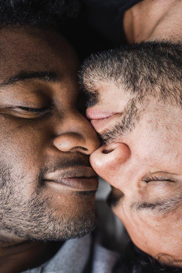 浪漫的触碰鼻子的亲吻[18P]