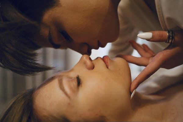 浪漫的触碰鼻子的亲吻[18P]