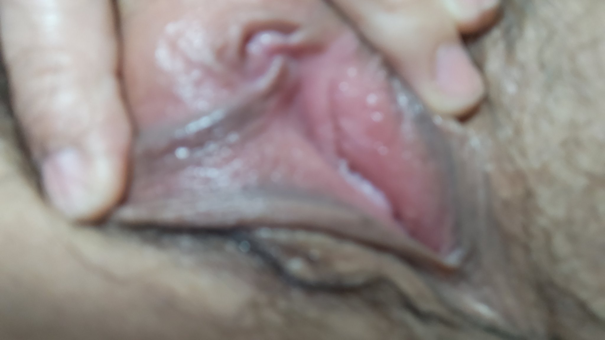 喜欢掰开逼诱肉棒插入的母狗