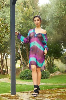 美丽的卡里普索在花园里张开双腿，炫耀她性感的阴部[23P]