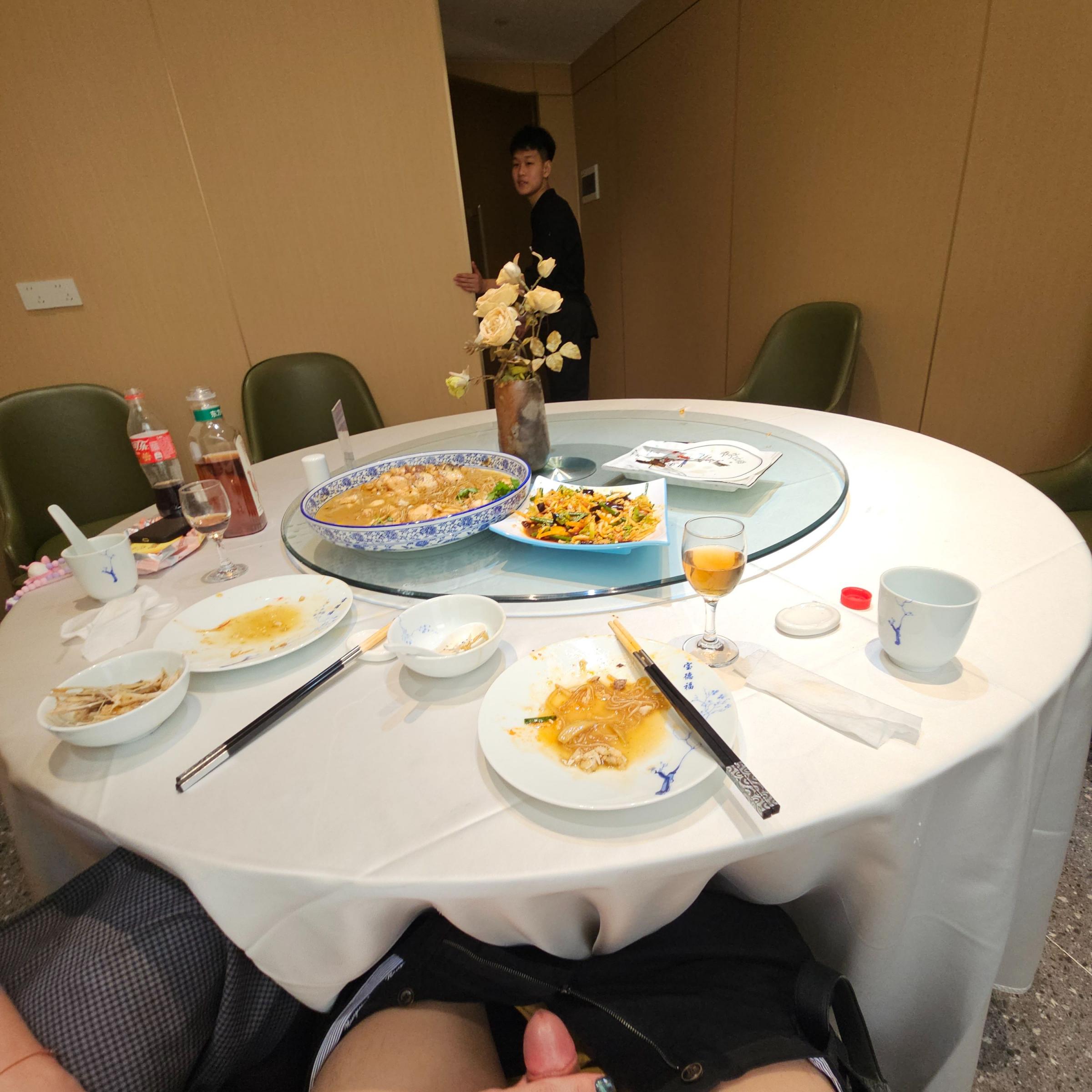 与不爱穿内裤的情人在饭店包间里的淫荡