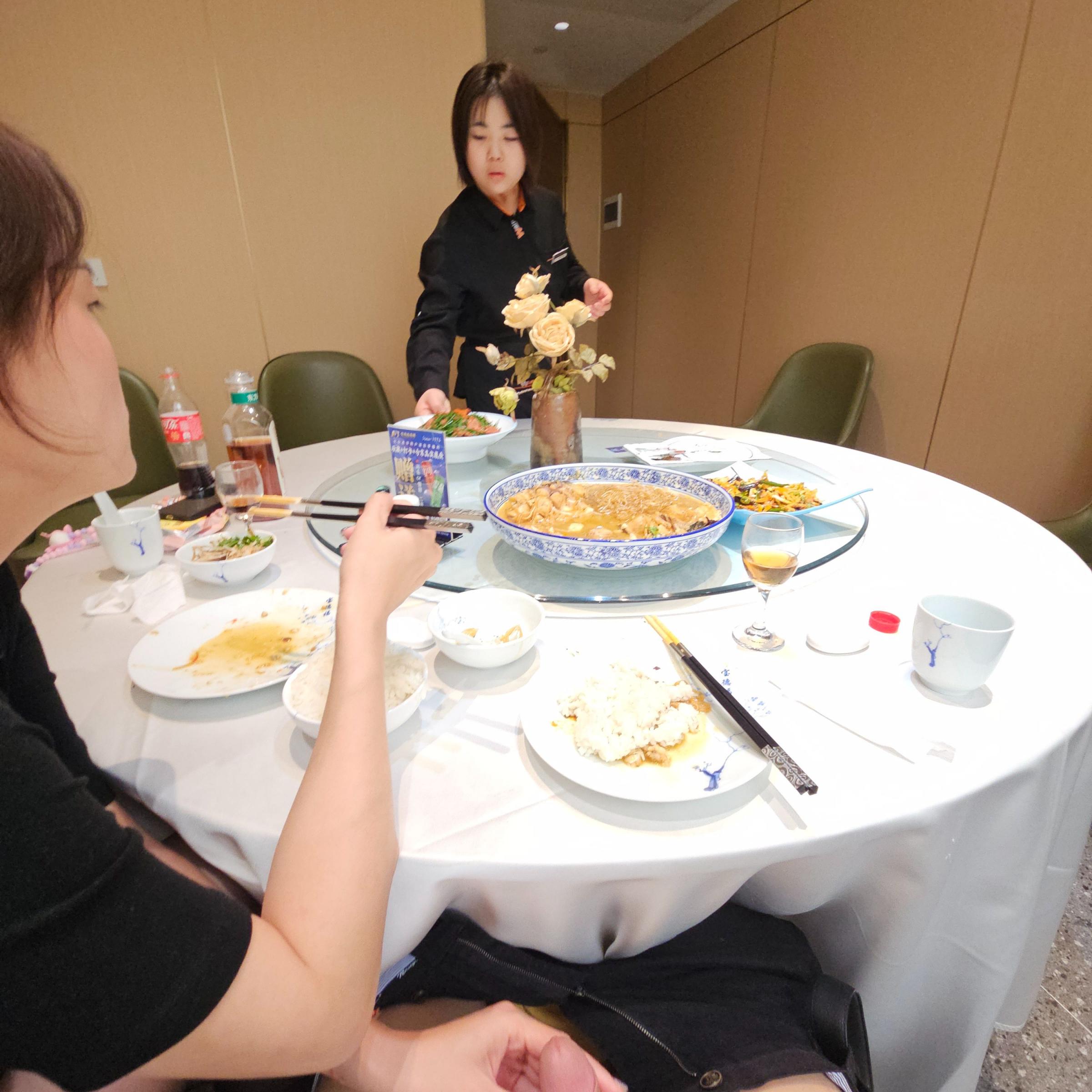 与不爱穿内裤的情人在饭店包间里的淫荡