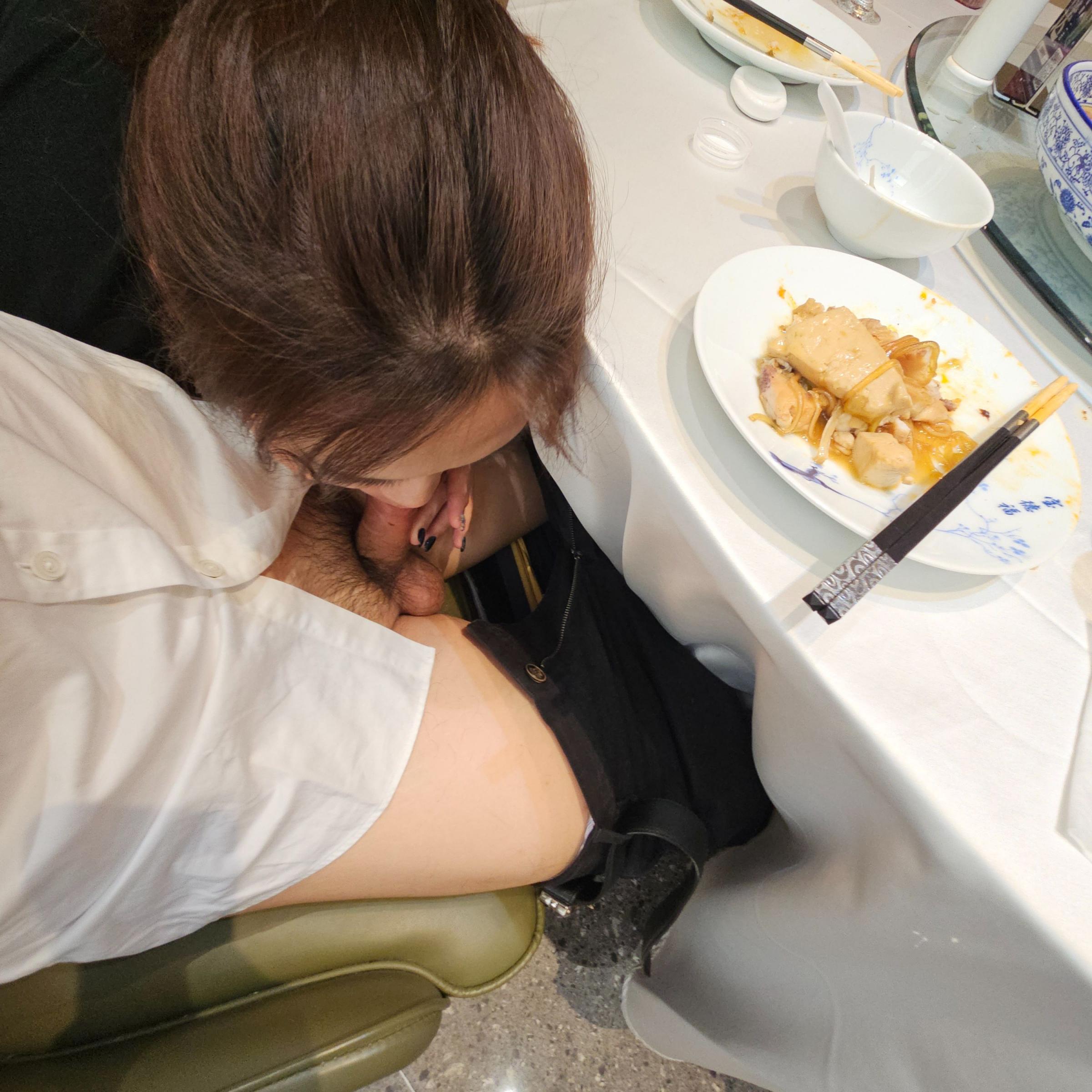 与不爱穿内裤的情人在饭店包间里的淫荡