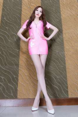 腿模Lucy出众的身材比例十分养眼