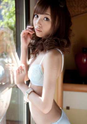 可爱又俏皮的魅力女星爱摆出性感姿势