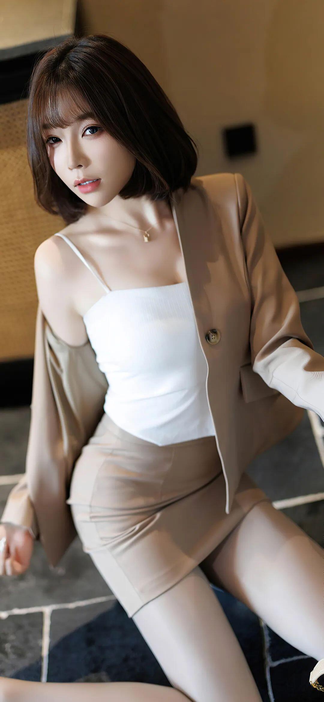 芝芝性感包臀裙和OL装，哪个更好看