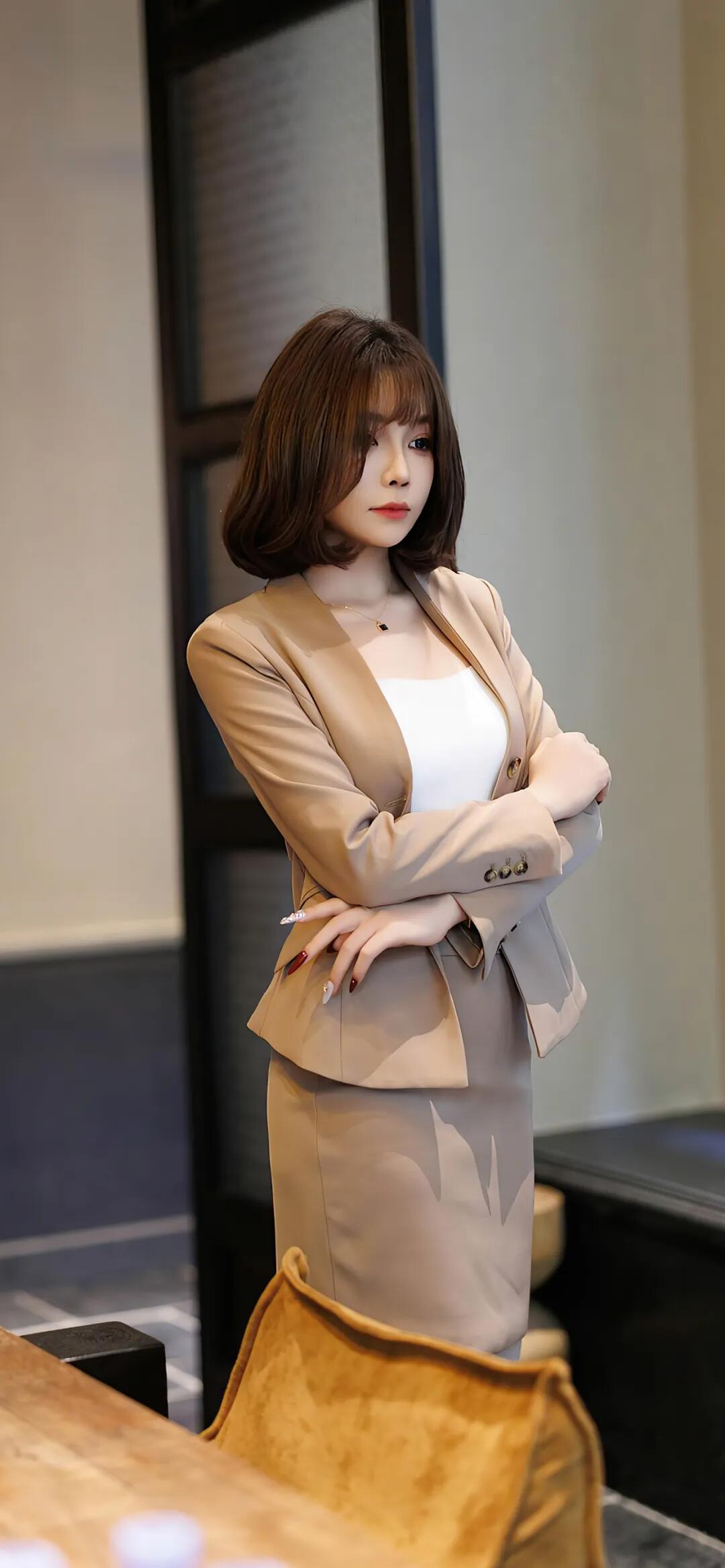 芝芝性感包臀裙和OL装，哪个更好看