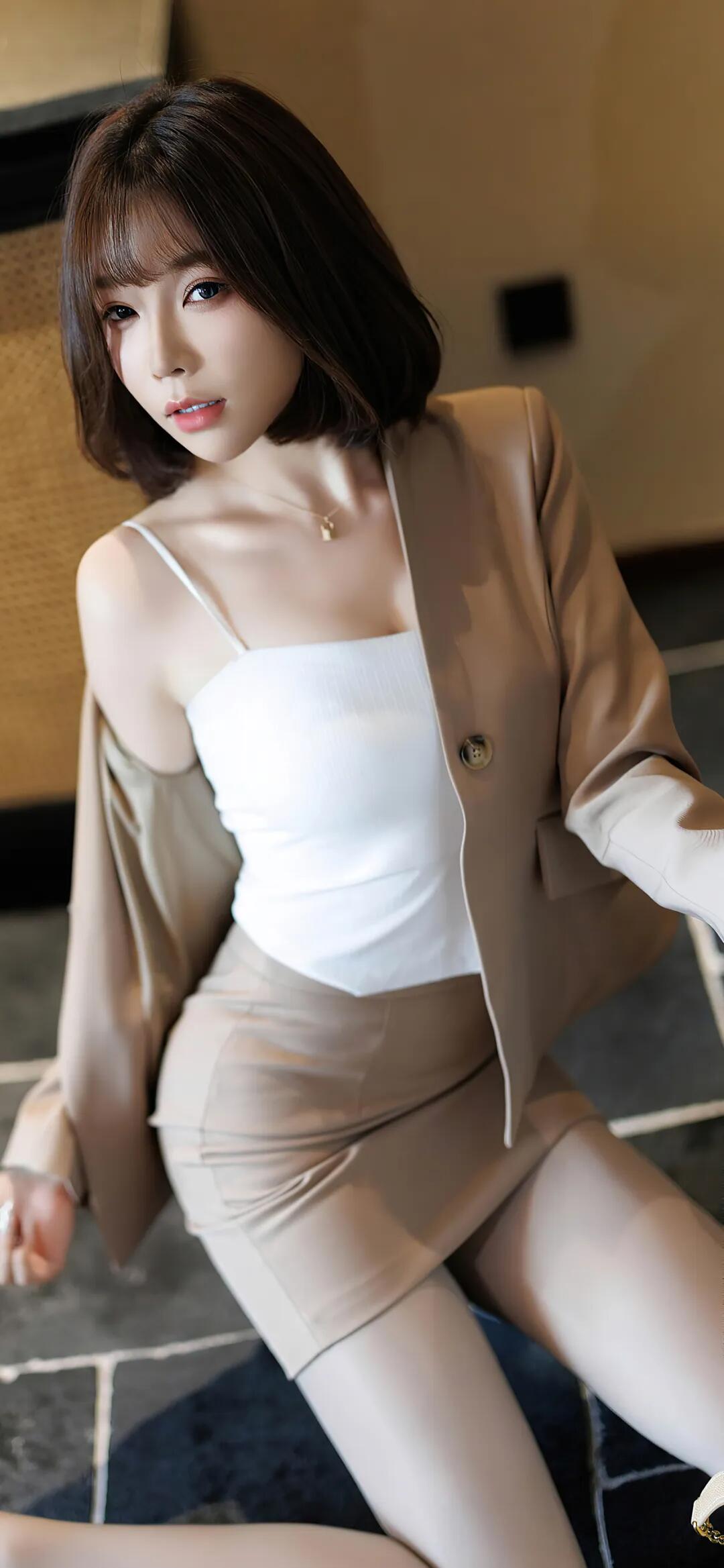 芝芝性感包臀裙和OL装，哪个更好看