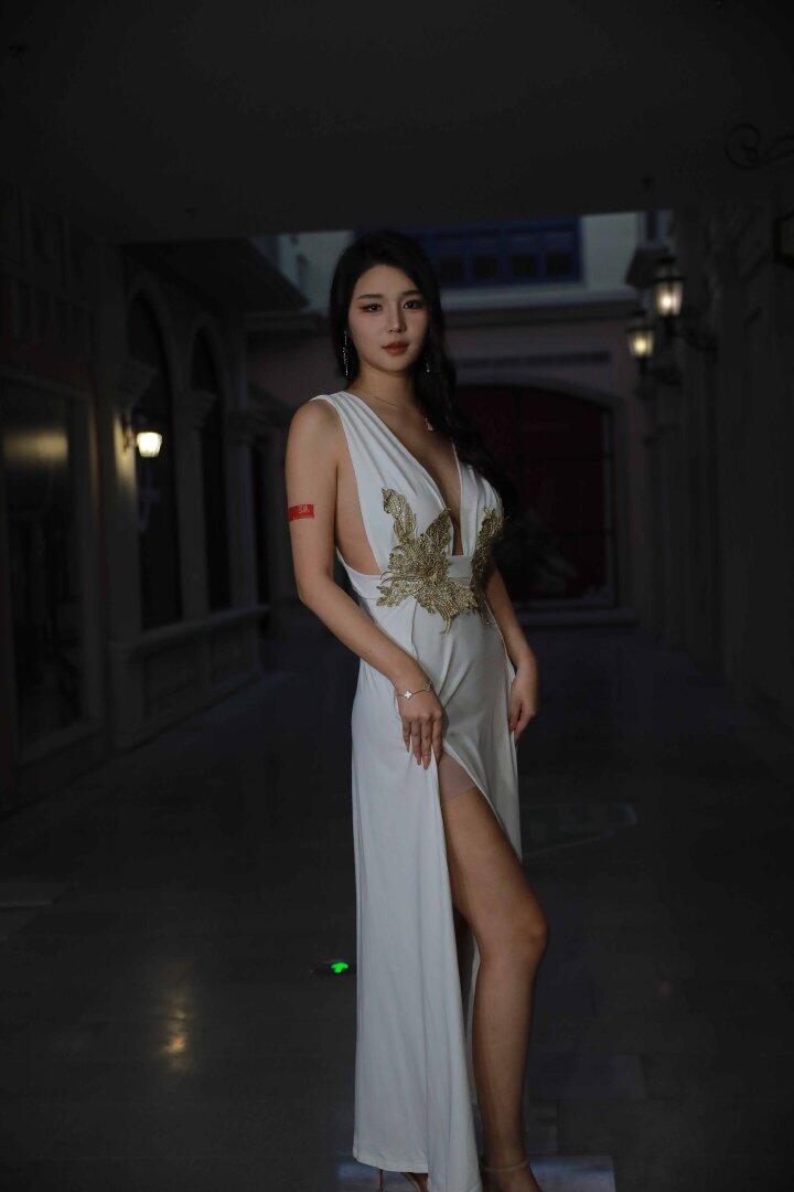 姐姐，穿这样出门好吗？[22P]