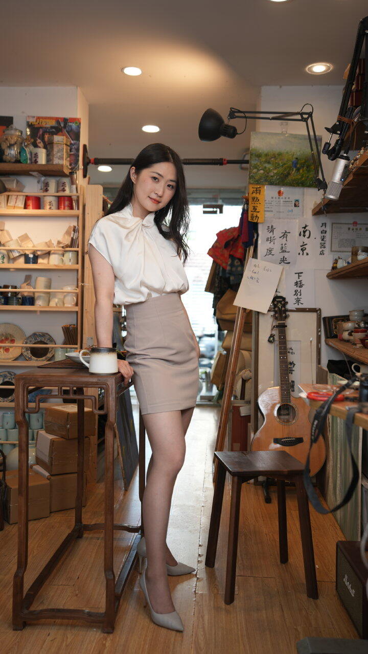 姐姐，穿这样出门好吗？[22P]