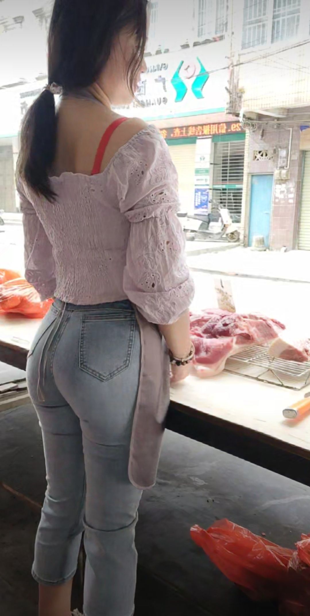 牛仔裤包裹不住的大屁股