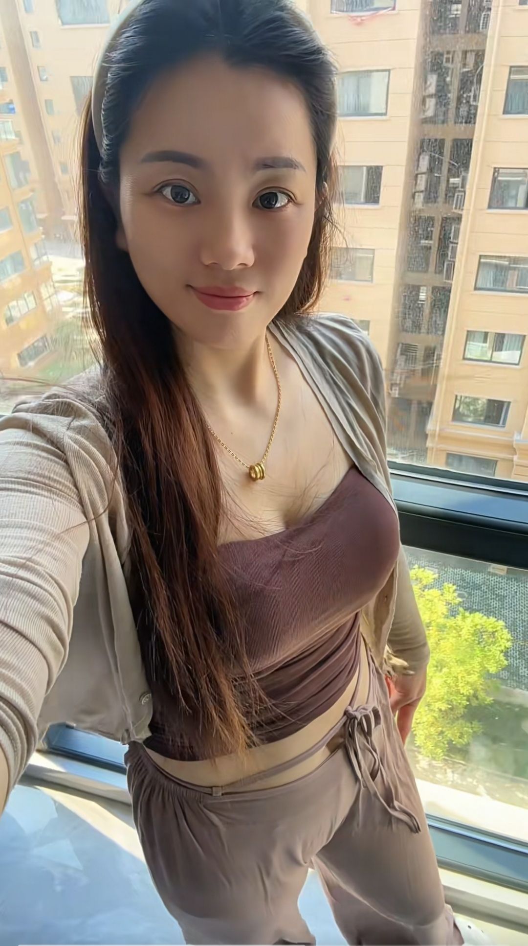 裙子勾勒出迷人曲线，背影散发着自信与魅力