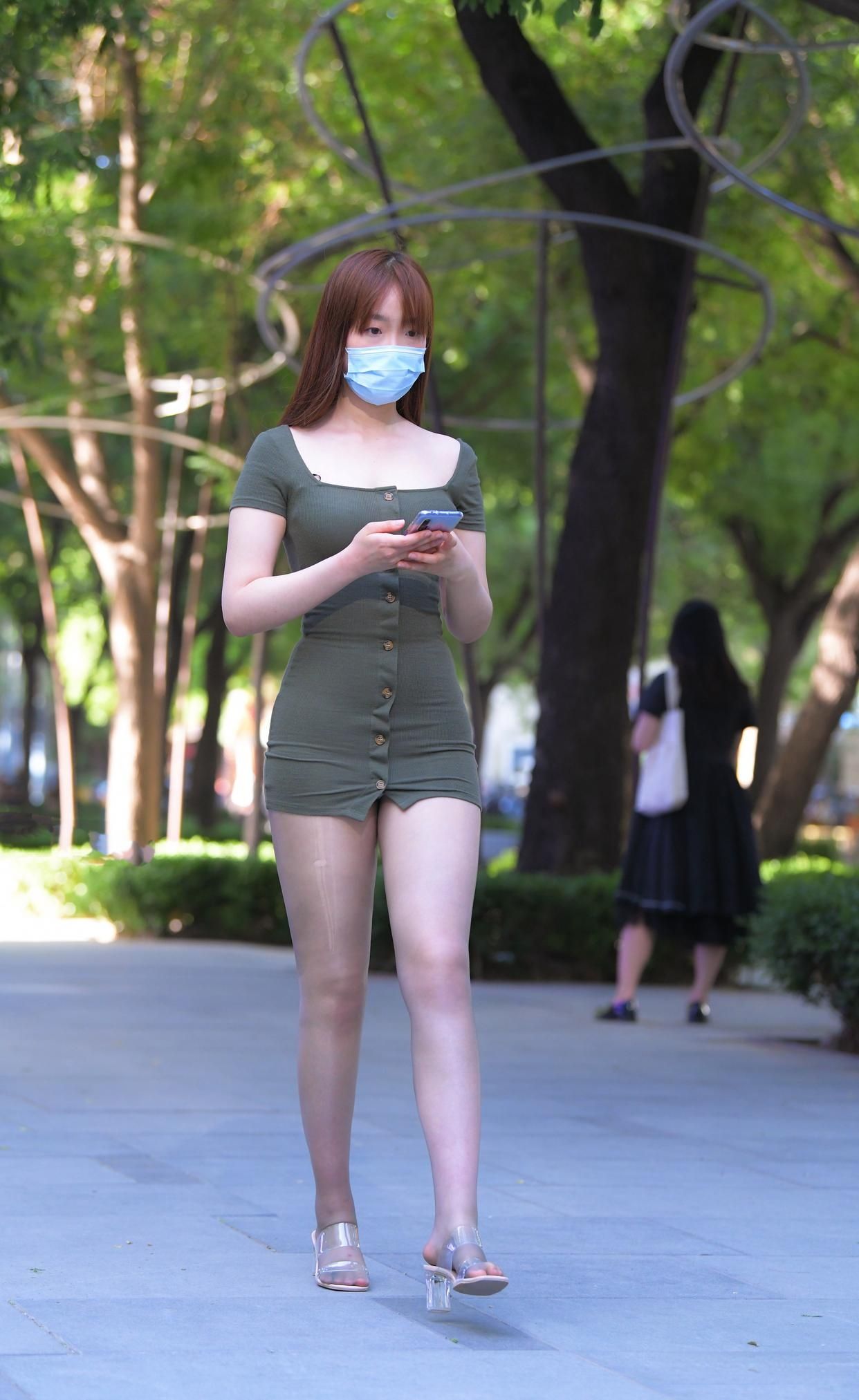 裙子勾勒出迷人曲线，背影散发着自信与魅力