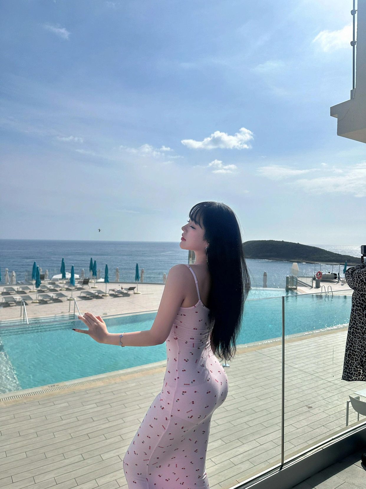 裙子勾勒出迷人曲线，背影散发着自信与魅力