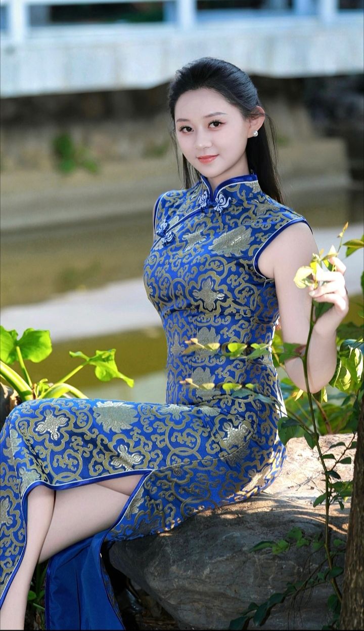 裙子勾勒出迷人曲线，背影散发着自信与魅力