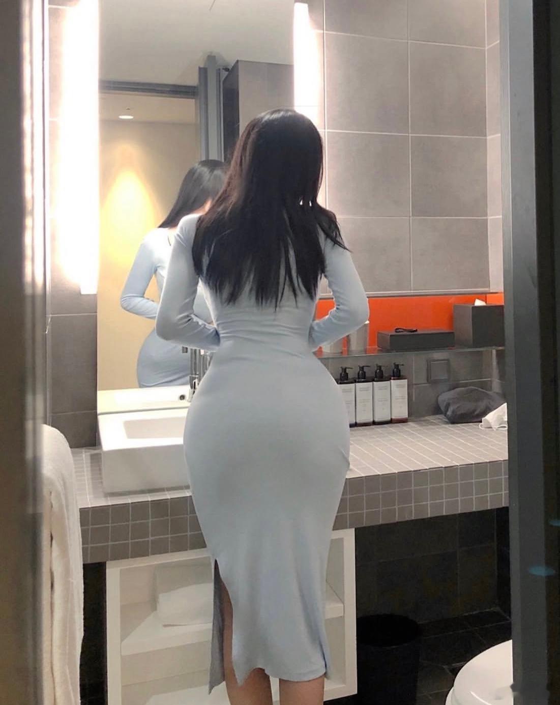 裙子勾勒出迷人曲线，背影散发着自信与魅力