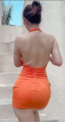 裙子勾勒出迷人曲线，背影散发着自信与魅力