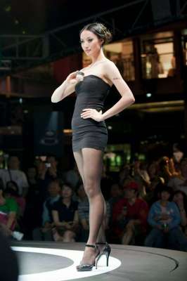 化妆品发佈会上的丝袜美腿