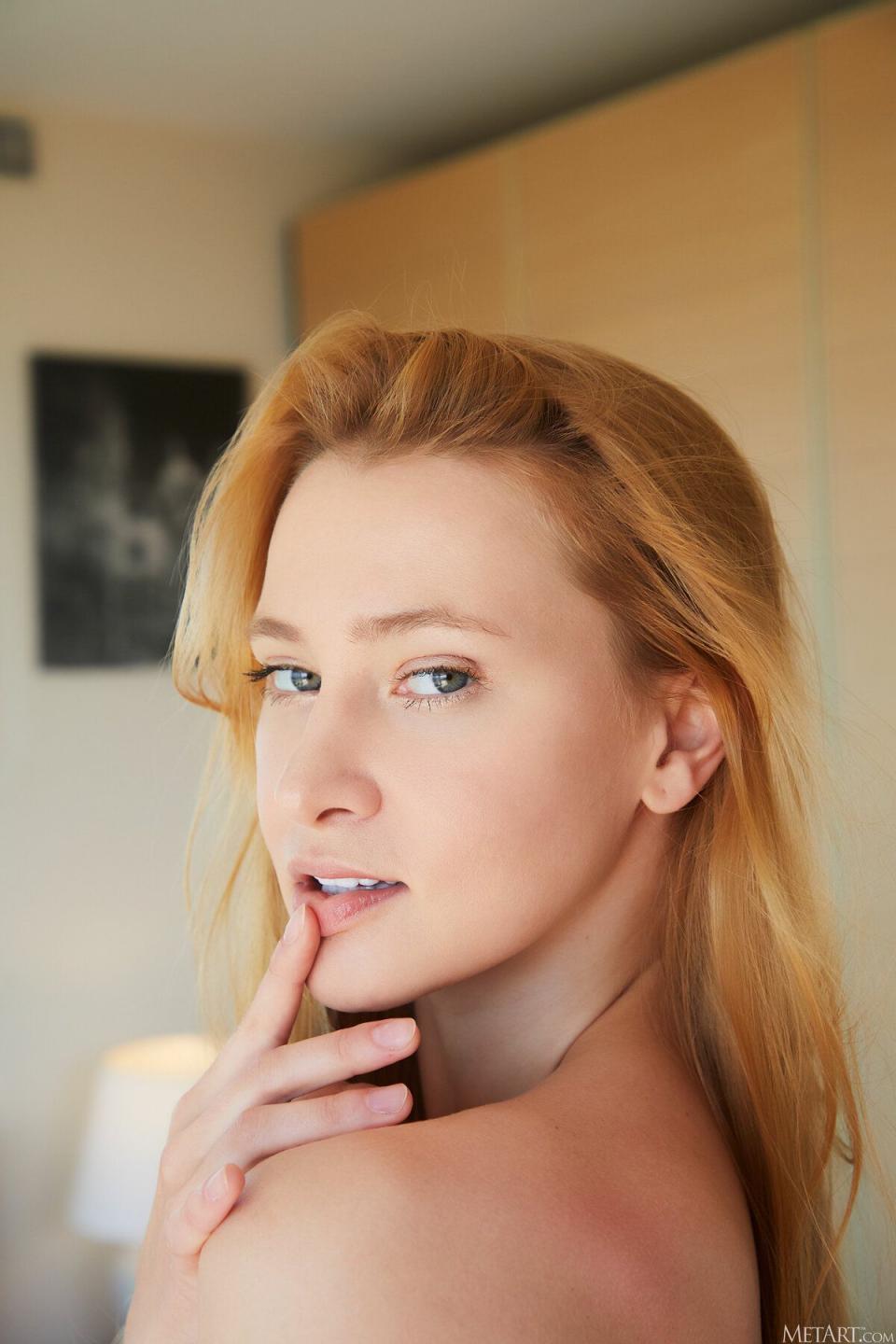 诱人的宝贝 Ivi Rein 拉下她的内裤