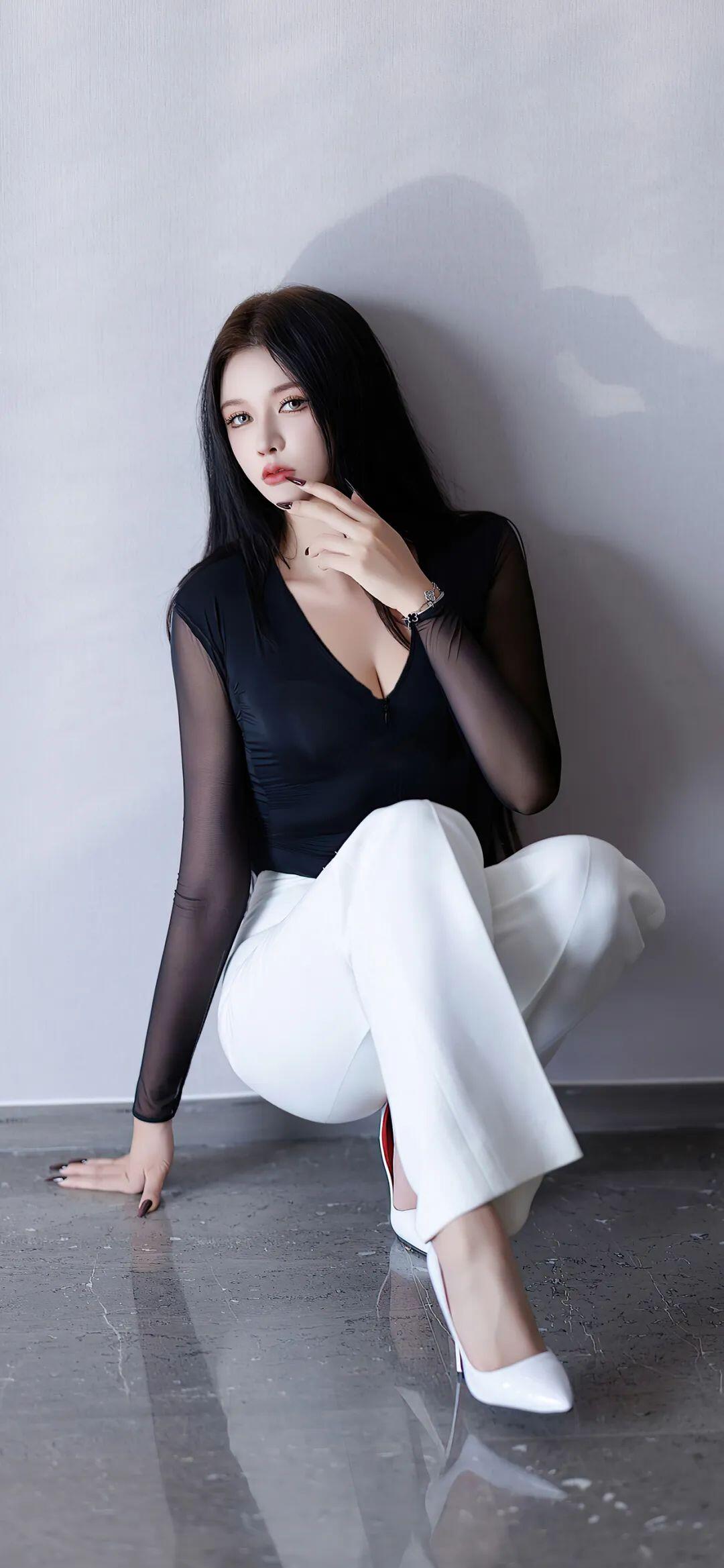 穿着十分干练的妹子