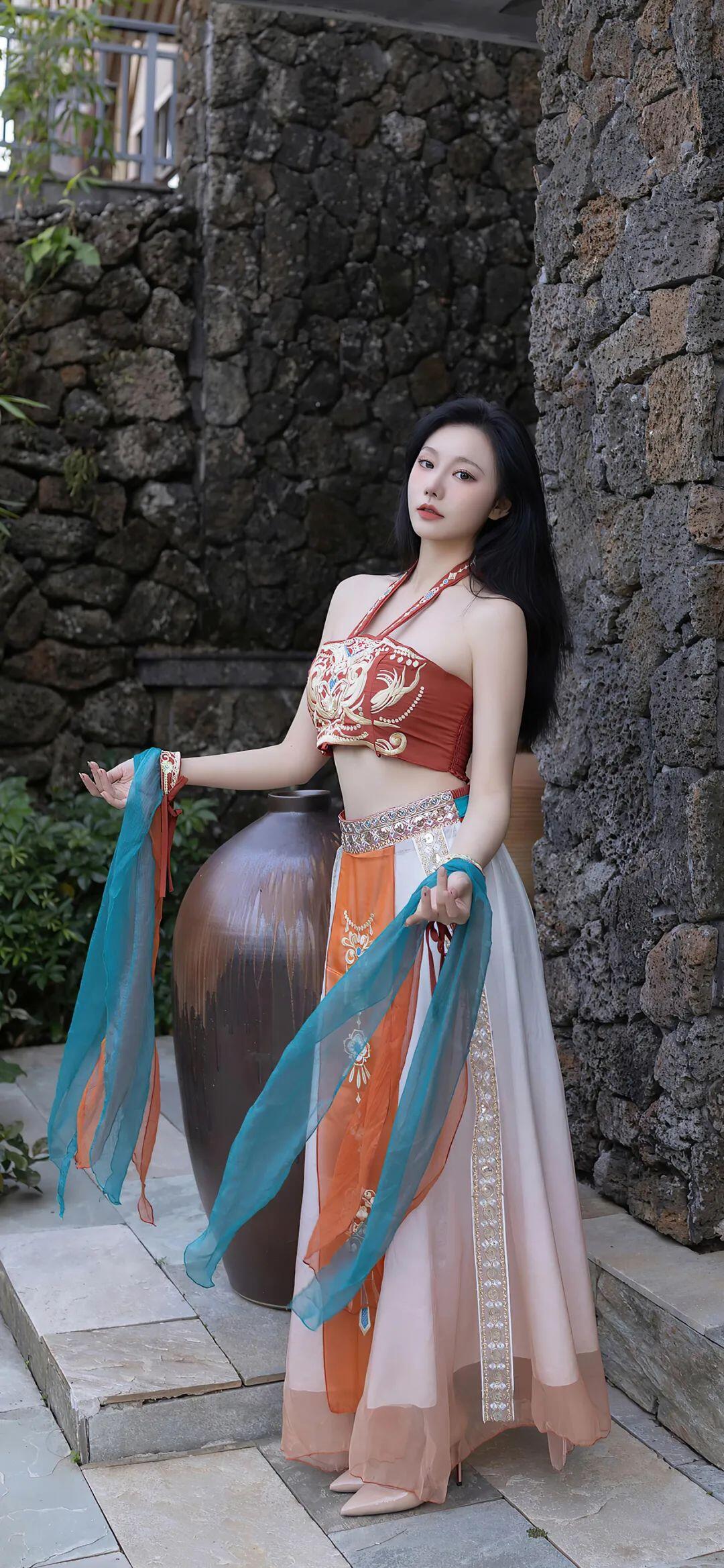 地铁上的唐安琪妖娆万千