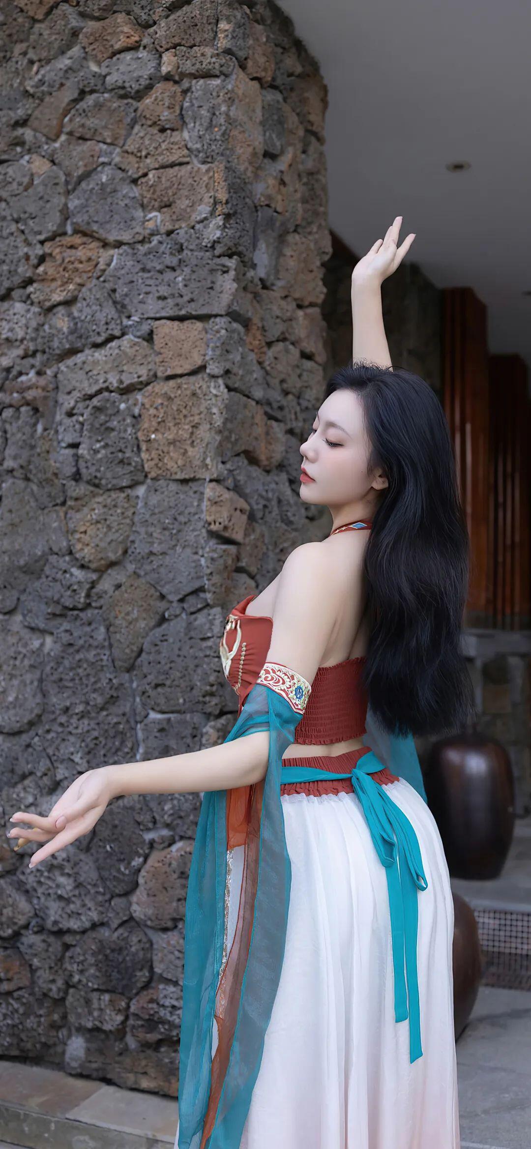 地铁上的唐安琪妖娆万千