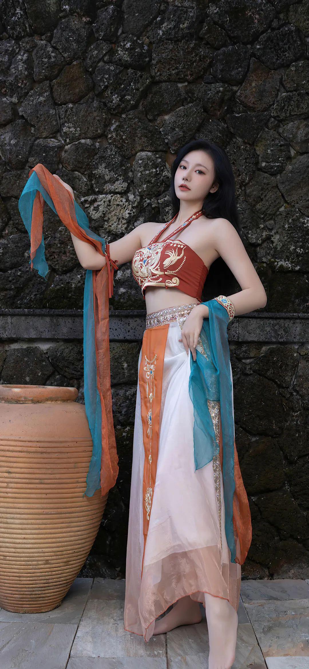 地铁上的唐安琪妖娆万千