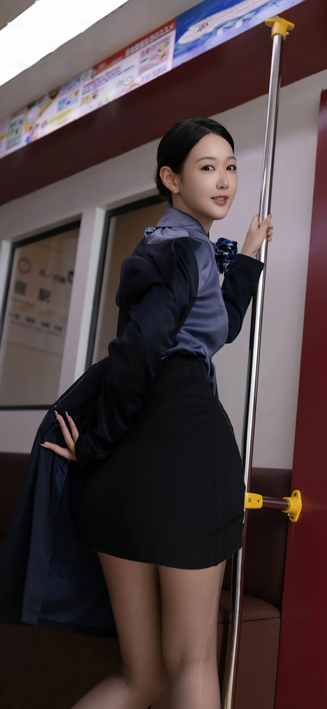 地铁上的唐安琪妖娆万千