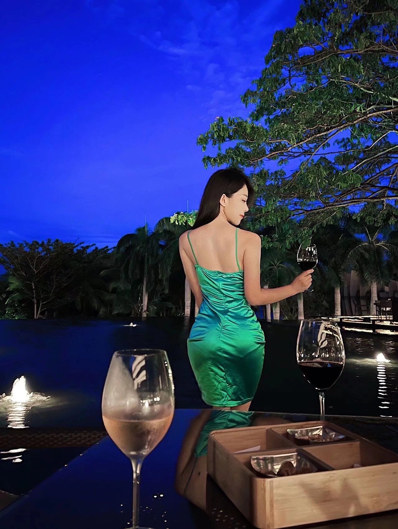 张贺玉翘臀杨柳腰风情写真