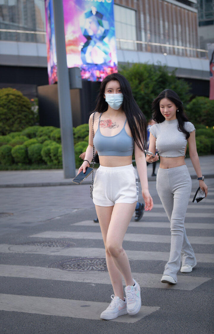 看膝盖就知道，昨晚是场大战