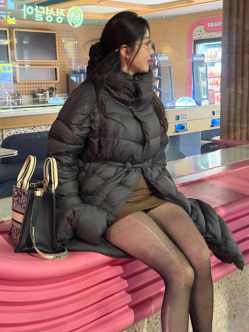 说着鬼话摸着腿，搂一个来抱一个