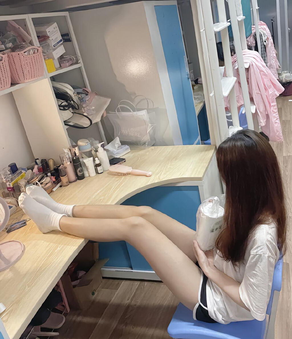 说着鬼话摸着腿，搂一个来抱一个