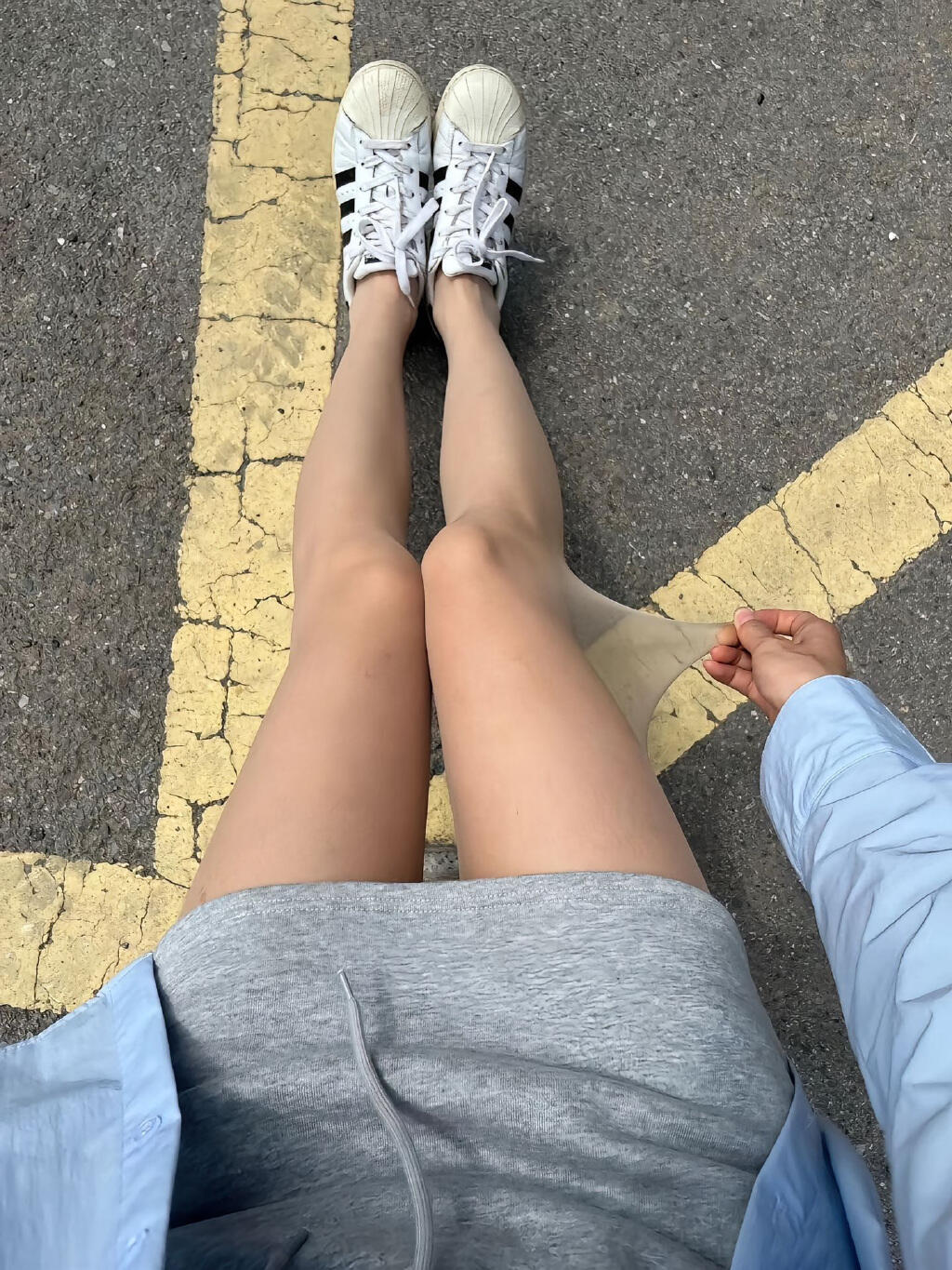 说着鬼话摸着腿，搂一个来抱一个