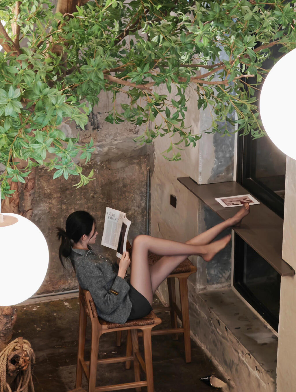 说着鬼话摸着腿，搂一个来抱一个